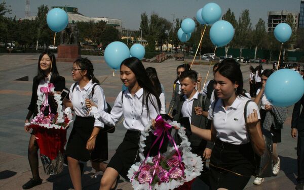 Мероприятие состоялось на площади Победы, в нем участвовали около 300 школьников - Sputnik Кыргызстан