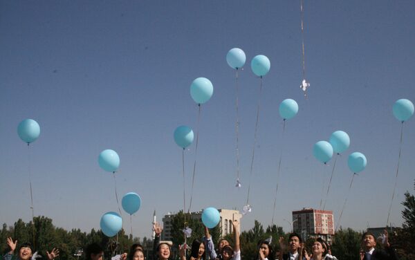 Они выпустили в небо воздушные шары. - Sputnik Кыргызстан