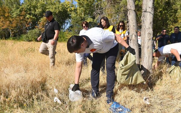 2019-жылдын 21-сентябрында дүйнө жүзү боюнча, анын ичинде Кыргызстанда Бүткүл дүйнөлүк тазалык күнү (World Clean Up Day) глобалдык экологиялык жарандык акция өтүп жатат. - Sputnik Кыргызстан