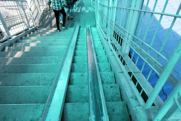 Жер үстүндөгү өтмөктөрдүн лифттери эмнеге иштебейт? Майыптардын даты - Sputnik Кыргызстан