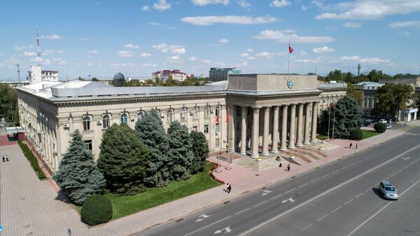 Бишкек шаарынын Абдумомунов көчөсүндөгү эски аянт. Архив - Sputnik Кыргызстан