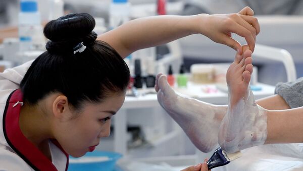 Девушка готовит ноги клиента к педикюру. Архивное фото - Sputnik Кыргызстан