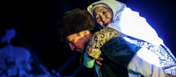 Артисты выступают на официальной церемонии закрытия I Национальных игр кочевников в Таласской области - Sputnik Кыргызстан