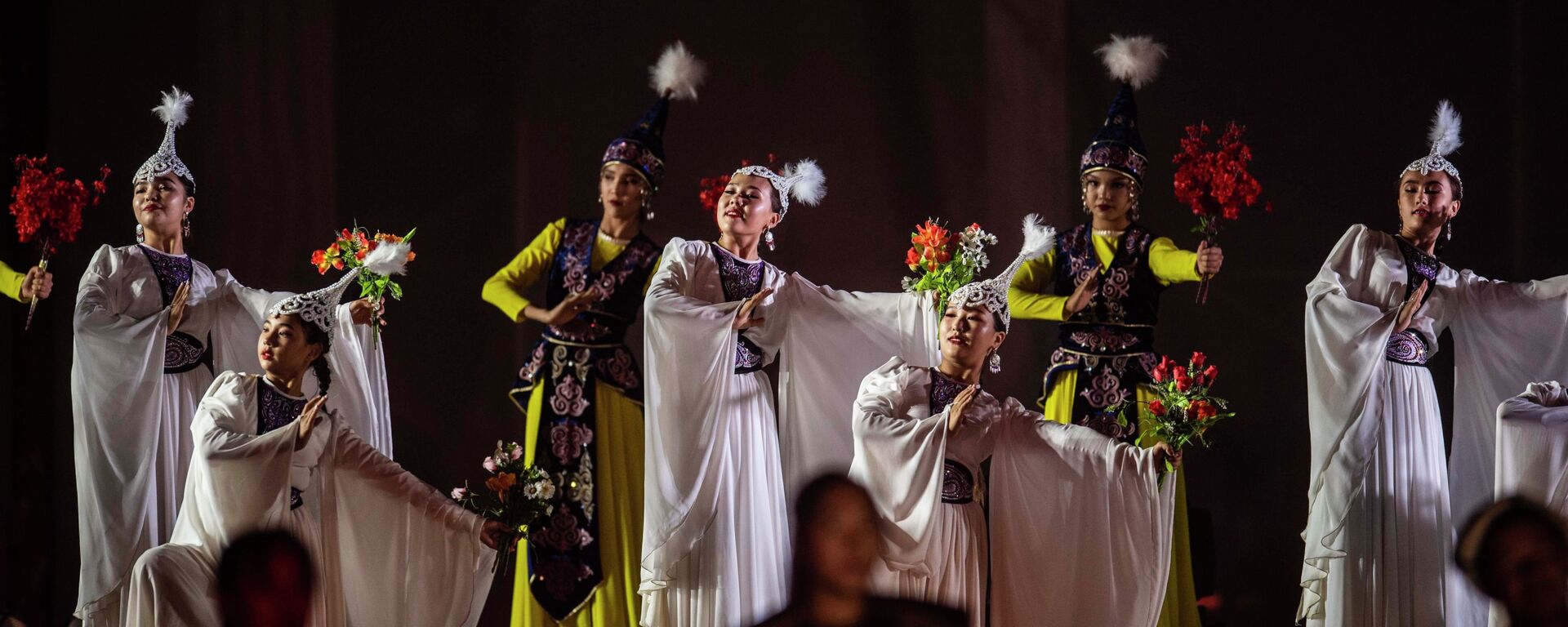 Девушки исполняют национальный танец. Архивное фото  - Sputnik Кыргызстан, 1920, 10.09.2024