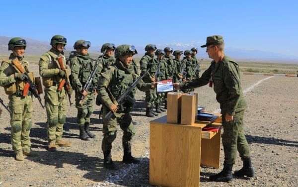 Отличившихся военнослужащих наградили ведомственными медалями и почетными грамотами - Sputnik Кыргызстан