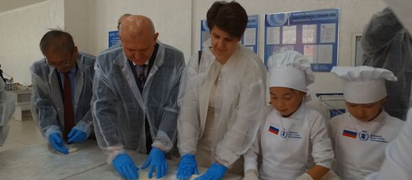 Таласта №2 мектепке ашкана салынып, ысык тамак бериле баштады. Видео - Sputnik Кыргызстан