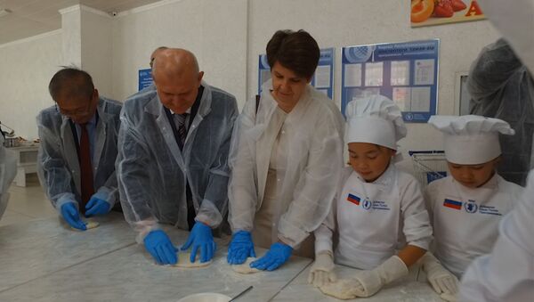 Ученики школы № 2 в Таласе начали получать горячее питание. Видео - Sputnik Кыргызстан