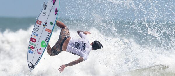 Бразильский профессиональный серфер Габриэль Медина выступает на финале Всемирных игр по серфингу Миядзаки (Япония) - Sputnik Кыргызстан