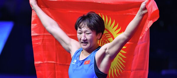 Кыргызстанская спортсменка Айсулуу Тыныбекова после победы над Тайбе Юсейн из Болгарии на финале чемпионата мира по спортивной борьбе в Нур-Султане Кыргызстанская спортсменка Айсулуу Тыныбекова после победы над Тайбе Юсейн из Болгарии на финале чемпионата мира по спортивной борьбе в Нур-Султане - Sputnik Кыргызстан