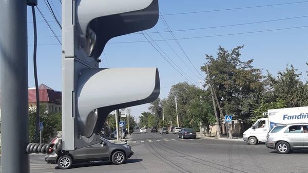 Новый светофор установленный на одной из улиц Бишкека - Sputnik Кыргызстан