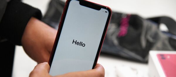 Новый смартфон компании Apple в руках покупателя в магазине re:Store. Архивное фото - Sputnik Кыргызстан