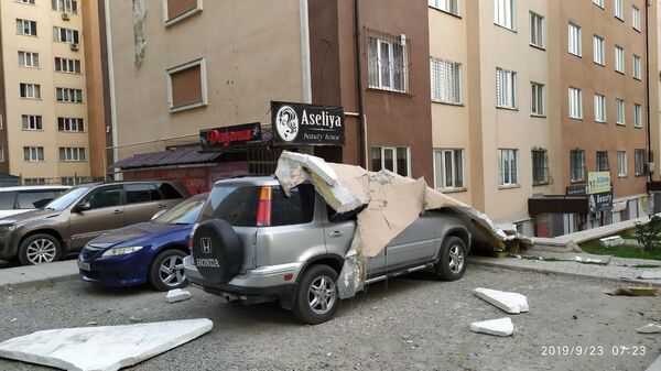 В Бишкеке рано утром был шквальный ветер — последствия уточняются. Фото, видео - Sputnik Кыргызстан