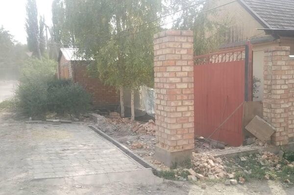 Бишкек мэриясы Түлөбердиев көчөсүндө мыйзамсыз курулган чарбалык курулуштар менен тосмолорду түрттүрдү - Sputnik Кыргызстан
