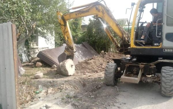 Сотрудники мэрии Бишкека снесли хозяйственные постройки и заборы частных домов, которые были незаконно возведены на улице Тулебердиева - Sputnik Кыргызстан