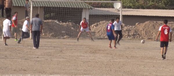 Чыр чыккан Максат айылында кыргыз-тажик жаштары футбол ойноду. Видео - Sputnik Кыргызстан