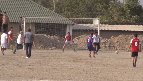 Чыр чыккан Максат айылында кыргыз-тажик жаштары футбол ойноду. Видео - Sputnik Кыргызстан