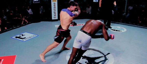 Мушкер атаандашын бир сокку менен ай-буйга келтирбей сулата чапты. Видео - Sputnik Кыргызстан