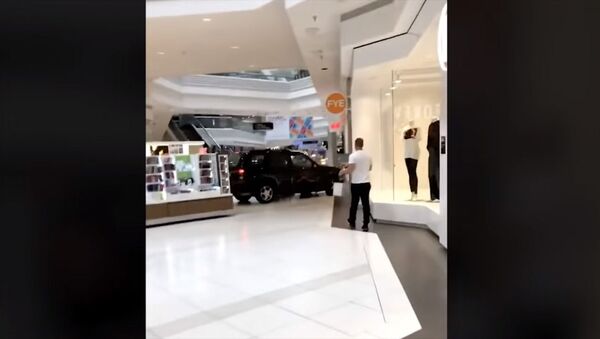 Молодой американец разгромил на внедорожнике торговый центр. Видео - Sputnik Кыргызстан