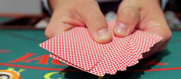 Мужчина держит игральные карты. Архивное фото Мужчина держит игральные карты. Архивное фото - Sputnik Кыргызстан