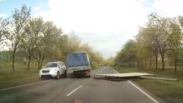 Водители чудом избежали страшной аварии — видео из России - Sputnik Кыргызстан
