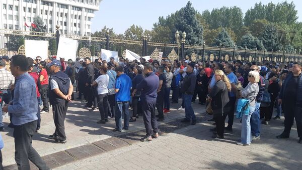 В Бишкеке возле Жогорку Кенеша проходит митинг с участием более 150 человек - Sputnik Кыргызстан