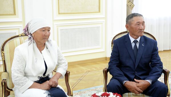 Встреча президента Сооронбай Жээнбекова с чемпионкой мира по борьбе Айсулуу Тыныбековой - Sputnik Кыргызстан