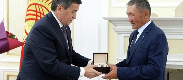 Встреча президента Сооронбай Жээнбекова с чемпионкой мира по борьбе Айсулуу Тыныбековой - Sputnik Кыргызстан