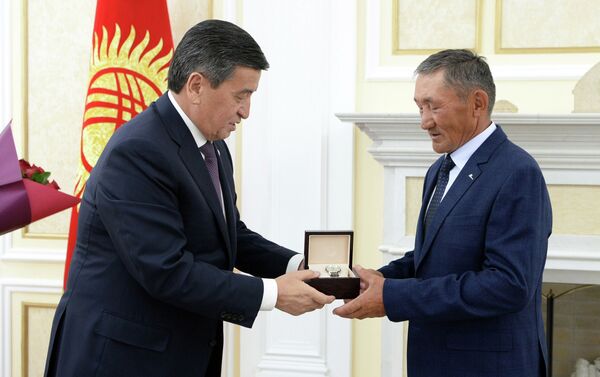 Сама спортсменка в беседе сказала, что благодарна за поддержку президента и соотечественников и что победу посвятила своей стране и кыргызстанцам. - Sputnik Кыргызстан