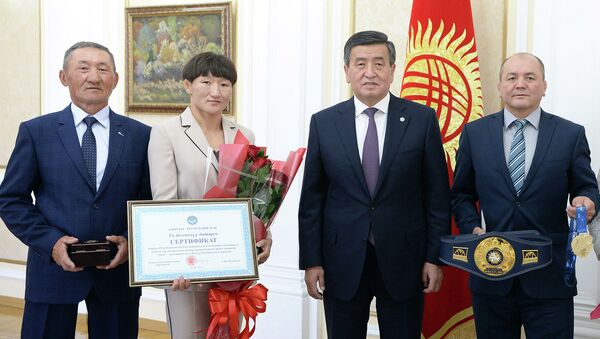 Встреча президента Сооронбай Жээнбекова с чемпионкой мира по борьбе Айсулуу Тыныбековой - Sputnik Кыргызстан