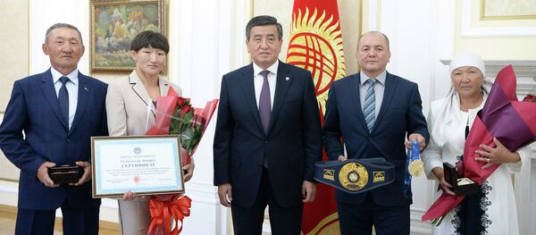 Встреча президента Сооронбай Жээнбекова с чемпионкой мира по борьбе Айсулуу Тыныбековой - Sputnik Кыргызстан