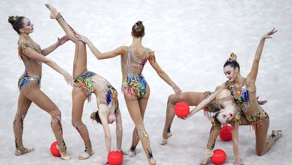 Команда России выполняет упражнение с 5-ю мячами в финале групповой программы на чемпионате мира по художественной гимнастике 2019 в Баку - Sputnik Кыргызстан