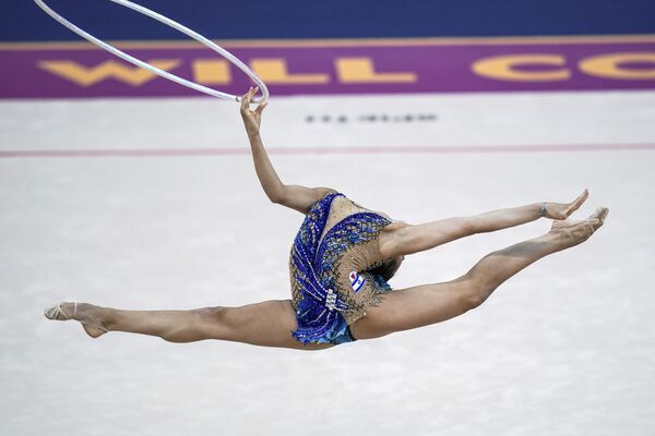 Израильская гимнастка Линой Ашрам на Чемпионате мира по художественной гимнастике в Баку - Sputnik Кыргызстан