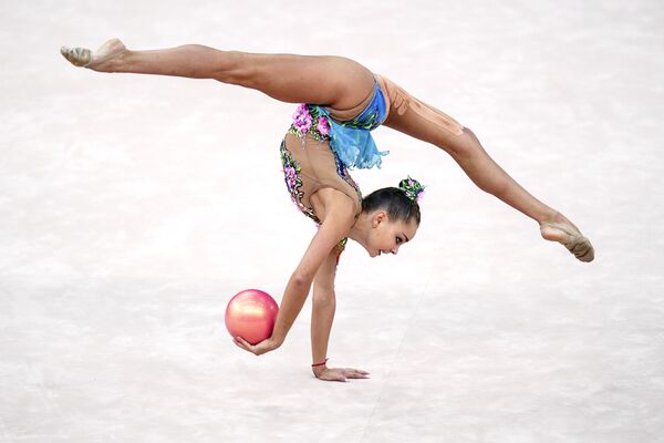 Российская гимнастка Арина Аверина на соревнованиях по художественной гимнастике в Баку - Sputnik Кыргызстан
