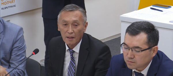 Главврач изобразил, как в госбольницах КР кашляет техника. Видео - Sputnik Кыргызстан