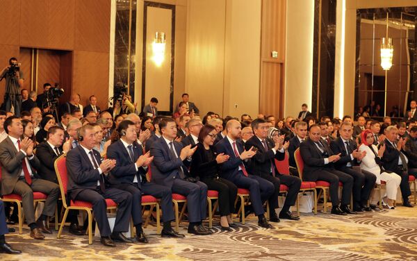 Президент подчеркнул, что экономический потенциал двух стран используется не в полной мере. - Sputnik Кыргызстан