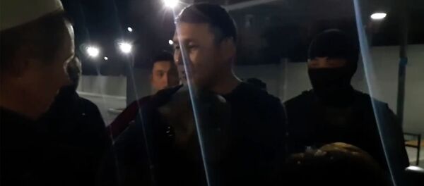 Попрощался с мамой — как увезли бывшего телохранителя Атамбаева. Видео - Sputnik Кыргызстан