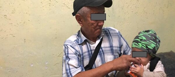 Октябрь райондук милициясы Токомбаев жана Байтик баатыр көчөлөрүнүн кесилишинде бир жашар баланы көтөрүп кайыр сурап жүргөн жаранды тапты Октябрь райондук милициясы Токомбаев жана Байтик баатыр көчөлөрүнүн кесилишинде бир жашар баланы көтөрүп кайыр сурап жүргөн жаранды тапты - Sputnik Кыргызстан