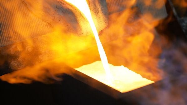 Получение золотого слитка в химико-металлургическом цехе. Архивное фото - Sputnik Кыргызстан