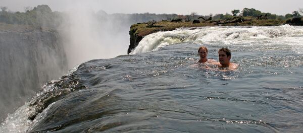 Плавание в Devil's Pool на стороне Замбии  - Sputnik Кыргызстан