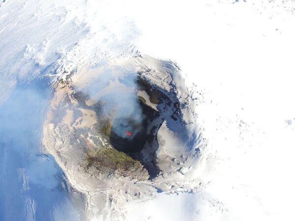 Вид на кратер вулкана Вильяррика в Чили - Sputnik Кыргызстан