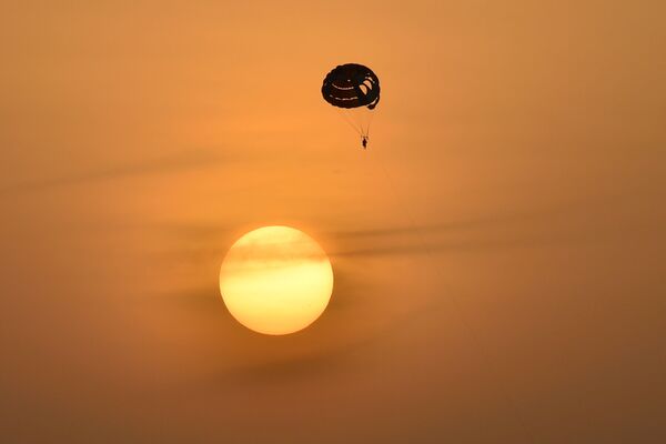 Парасейлинг на закате в Дубае - Sputnik Кыргызстан