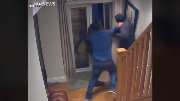 Британец голыми руками отбился от четырех вооруженных грабителей. Видео - Sputnik Кыргызстан