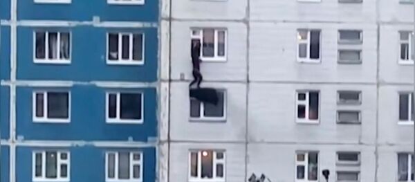 Мужчина спас девушку из горящей квартиры, рискуя жизнью, — видео - Sputnik Кыргызстан