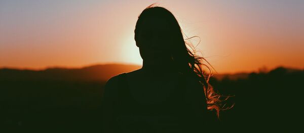 Силуэт женщины на закате. Архивное фото - Sputnik Кыргызстан