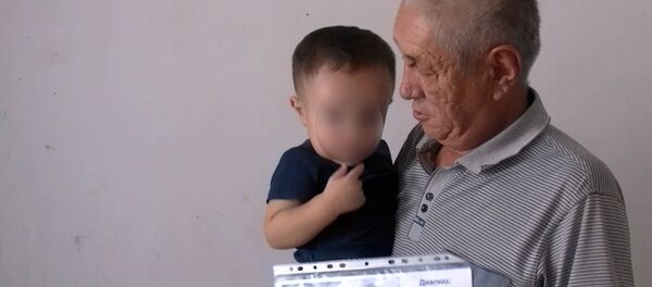 Бир жашар уулу менен кайыр сураган адамдын чоо-жайы белгилүү болду. Видео - Sputnik Кыргызстан