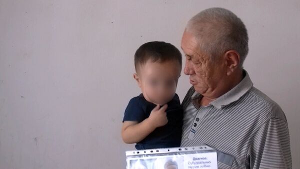 История мужчины, просившего милостыню с малышом в Бишкеке. Видео - Sputnik Кыргызстан