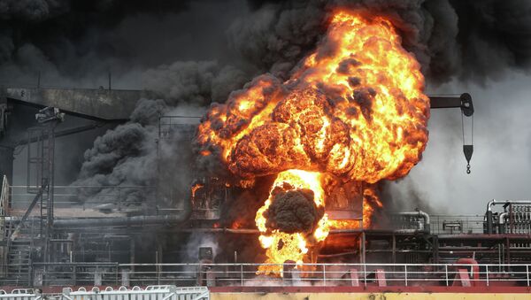 Пожар в грузовом судне в порту в Ульсан, Южная Корея, 28 сентября 2019 года - Sputnik Кыргызстан
