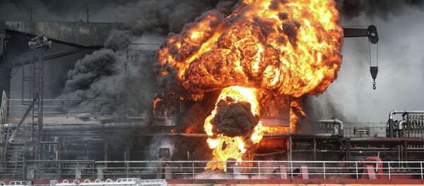 Пожар в грузовом судне в порту в Ульсан, Южная Корея, 28 сентября 2019 года Пожар в грузовом судне в порту в Ульсан, Южная Корея, 28 сентября 2019 года - Sputnik Кыргызстан