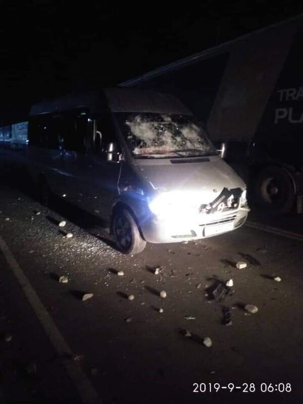 Конфликт на КПП Чалдовар — напавшие на силовиков разбили микроавтобус. Фото - Sputnik Кыргызстан