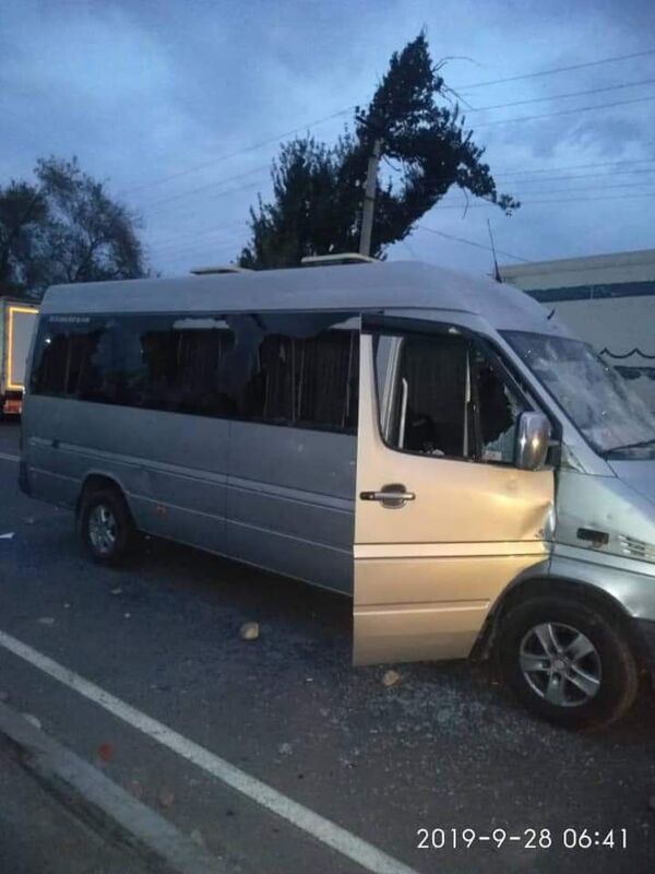 Конфликт на КПП Чалдовар — напавшие на силовиков разбили микроавтобус. Фото - Sputnik Кыргызстан